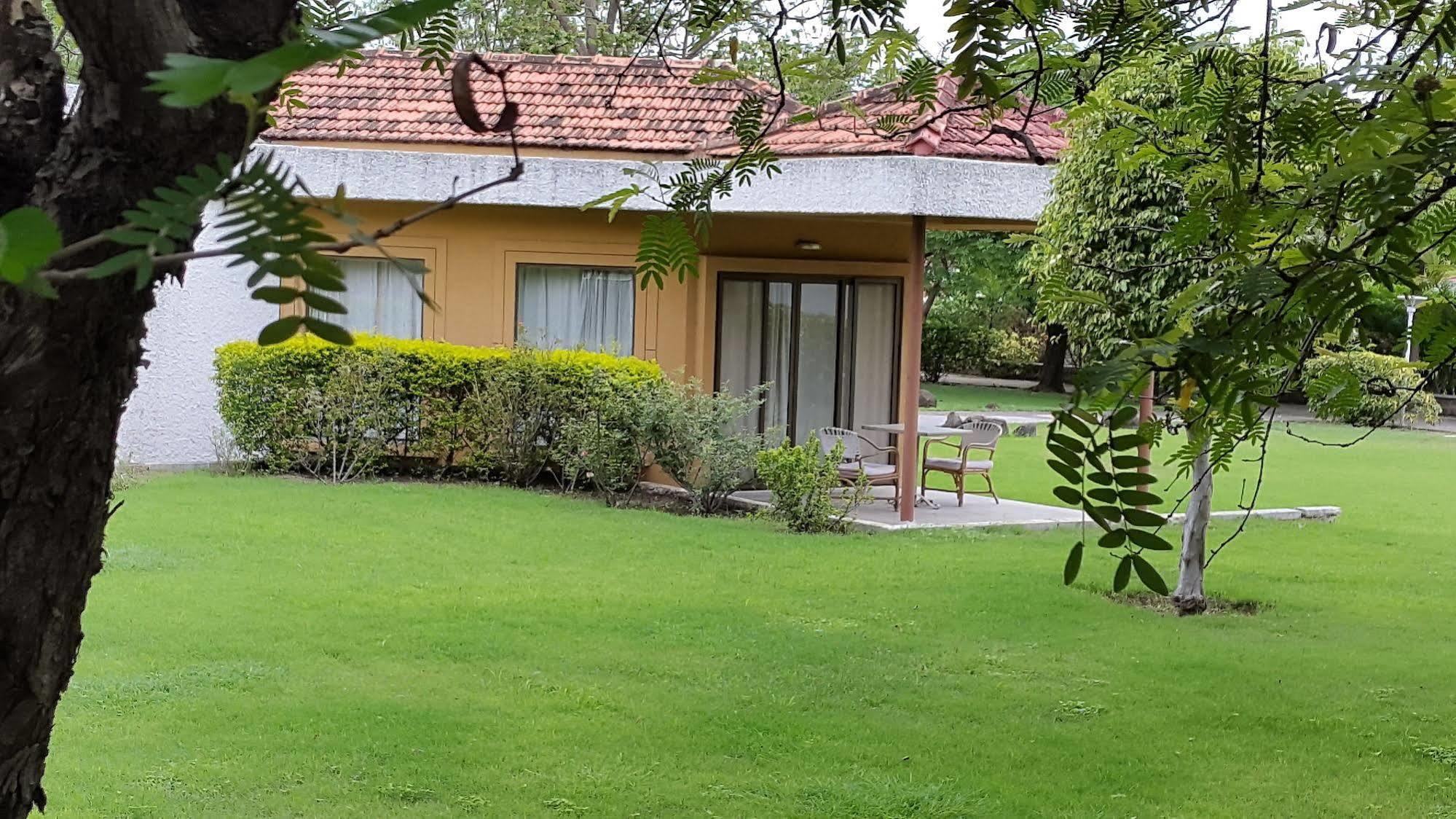 The Meadows Resort And Spa Aurangābād Extérieur photo